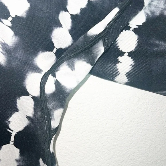 PINK Victoria’s Secret Seamless Black And White Tie Dye Leggings - Picture 3 of 10